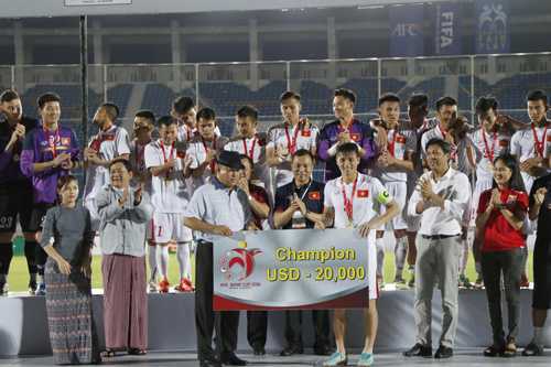 Giành cúp Tứ hùng, tuyển Việt Nam được thưởng lớn