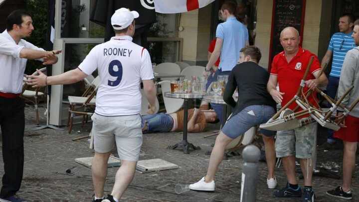 Hooligan Nga tiếp tục thể hiện sự hung dữ, tấn công CĐV Anh và xứ Wales