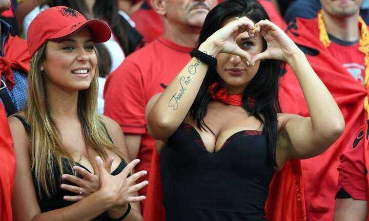 Bỏng mắt ngắm người đẹp bốc lửa trên khán đài Euro 2016