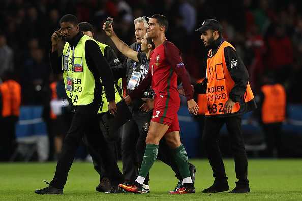 'Soái ca' Ronaldo khiến fan cuồng hạnh phúc khóc òa