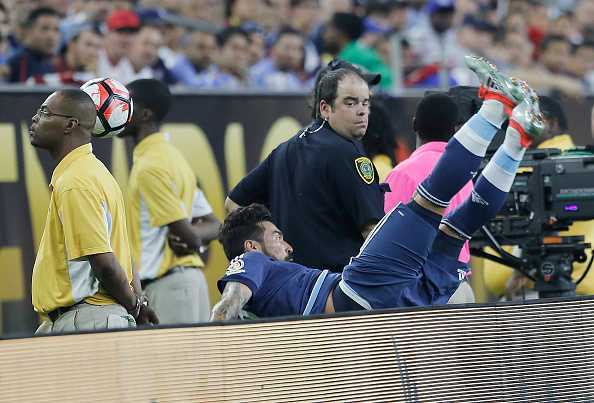 Va biển quảng cáo, đồng đội Messi ngã gãy khuỷu tay
