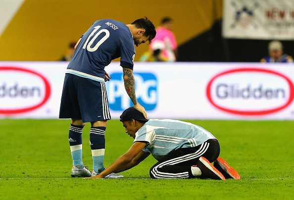 Fan cuồng lao vào sân quỳ lạy xin chữ ký Messi