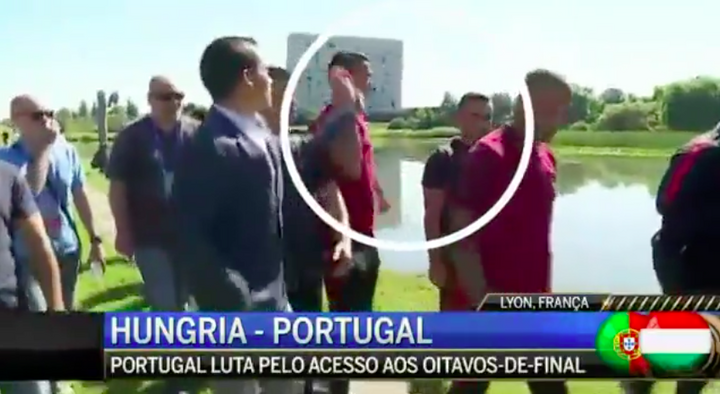 Ronaldo nổi điên ném micro của phóng viên xuống hồ