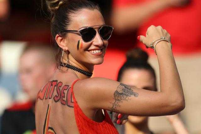 Bạn gái sao tuyển Bỉ khoe thân cổ vũ gây sốc ở Euro 2016