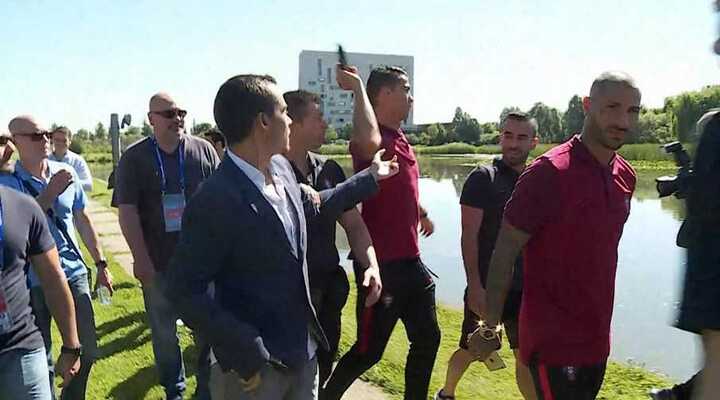 Ronaldo ném micro phóng viên xuống hồ để trả thù xưa