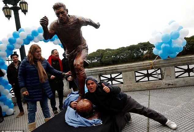 Fan Argentina dựng tượng mong Messi đổi ý
