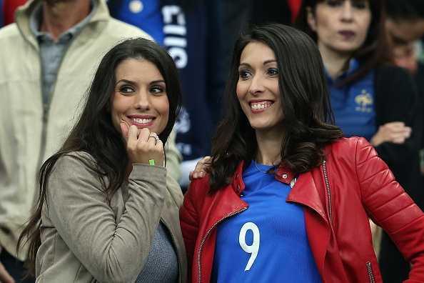 Những bóng hồng xinh đẹp rực sáng khán đài trận Pháp vs Iceland