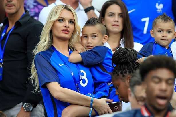 Bóng hồng xinh đẹp 'đốt cháy' khán đài trận Pháp vs Đức