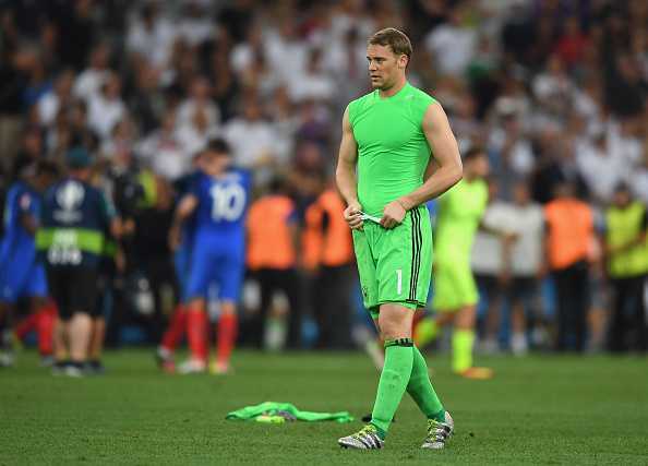 Neuer thất vọng, vứt bỏ giày áo ngay trên sân
