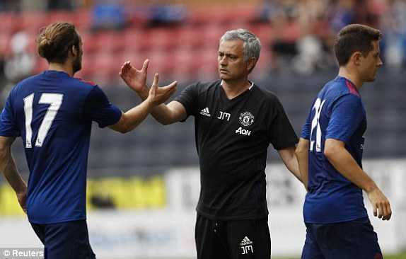 Man Utd thắng dễ Wigan, Mourinho ra mắt hoàn hảo