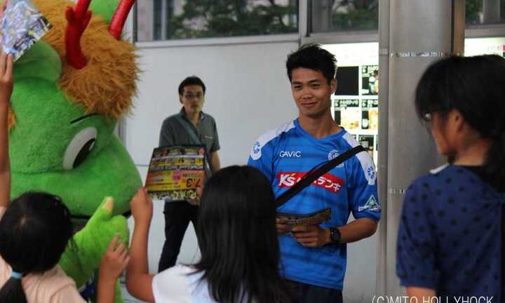 Công Phượng tươi cười đi phát tờ rơi ở nhà ga Nhật Bản