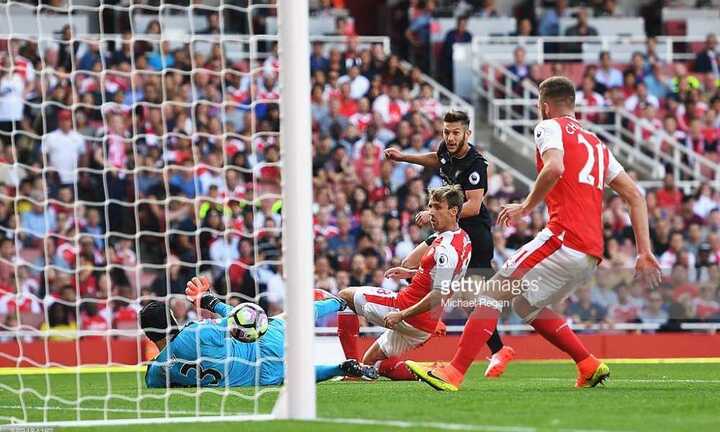 Công làm thủ phá, Arsenal gục ngã trước Liverpool trong cơn mưa bàn thắng