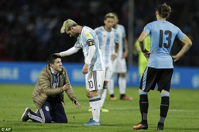 Fan cuồng lao vào sân quỳ lạy Messi giữa trận đấu