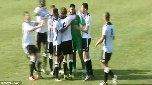 Thủ môn người Anh lập siêu phẩm từ phần sân nhà