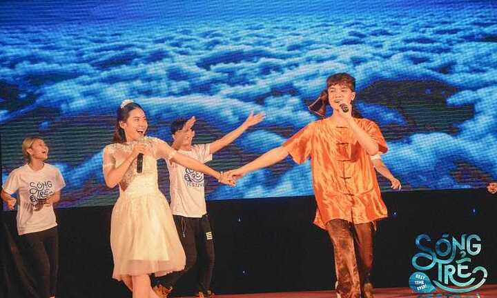 Sinh viên Báo chí mang hơi ấm đến trẻ em nghèo dịp Trung thu