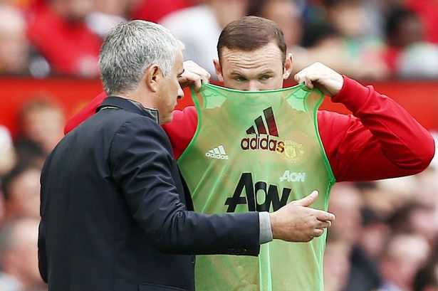 Lý do đặc biệt Mourinho cho Rooney tiếp tục ngồi dự bị