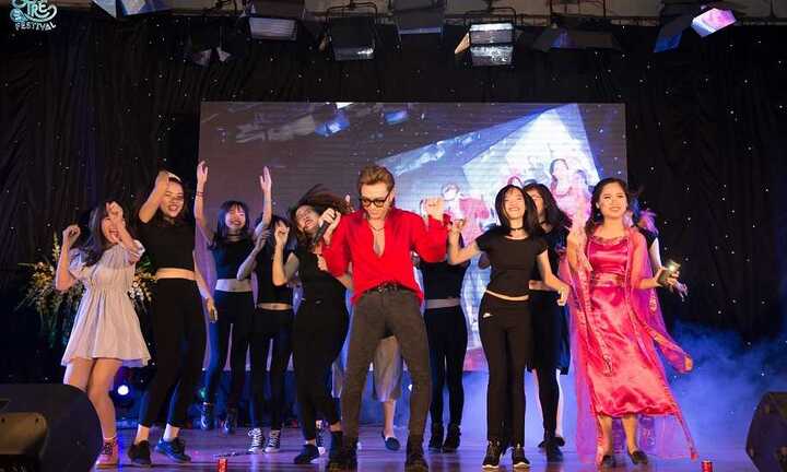 Soobin Hoàng Sơn, Hương Giang idol 'đốt cháy' đêm nhạc của sinh viên Báo chí