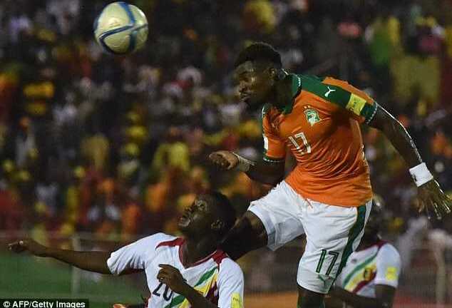 Hậu vệ PSG nhanh trí cứu mạng cầu thủ Mali