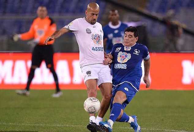 Diego Maradona tính đánh Veron trong trận cầu từ thiện