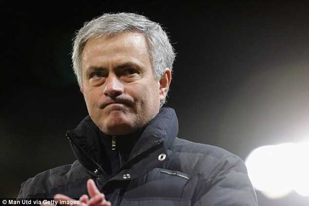 Mourinho khéo léo ôm bóng câu giờ cho Manchester United