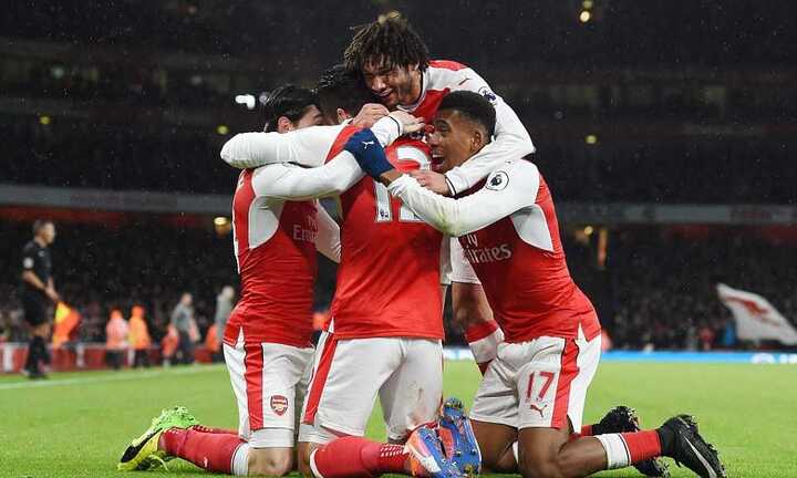 Giroud ghi siêu phẩm, Arsenal vươn lên vị trí thứ ba