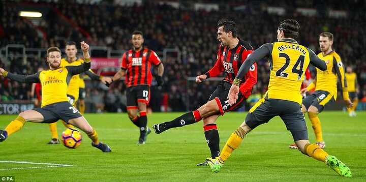 Olivier Giroud tỏa sáng, Arsenal thoát thua ngoạn mục