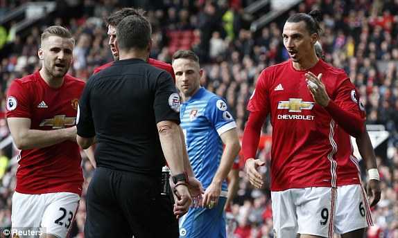 Trả đũa đối phương, Ibrahimovic may mắn thoát thẻ đỏ