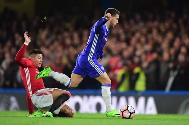 Đạp thẳng mặt Hazard, hậu vệ Man Utd may mắn thoát án phạt
