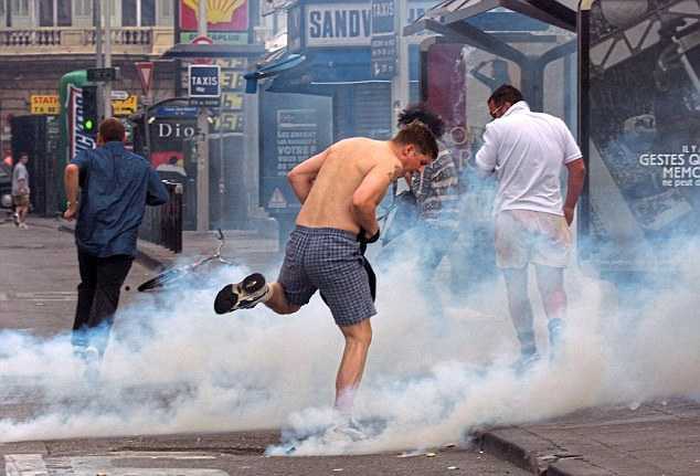 Tuyển Anh xuất trận, cảnh sát Pháp căng mình chống hooligan
