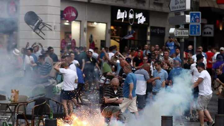 UEFA dọa loại Anh, Nga khỏi Euro 2016, Pháp ra lệnh cấm bán rượu