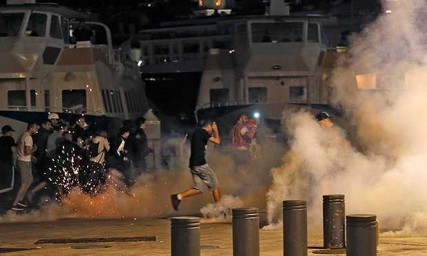 Hooligan Nga 'trang bị tận răng' tấn công CĐV Anh