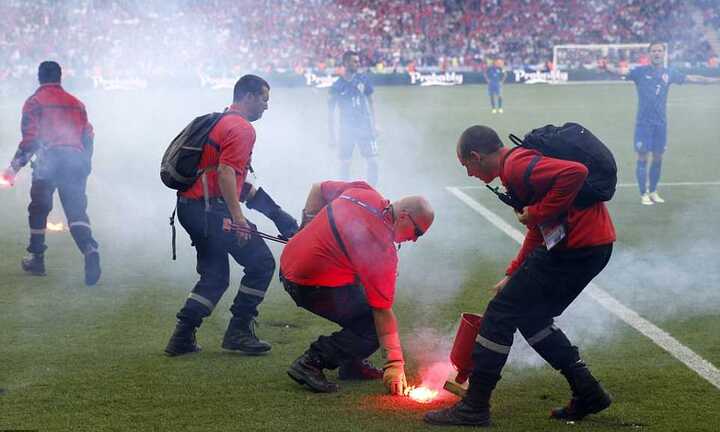 CĐV Croatia ném pháo sáng, lao vào đánh lẫn nhau