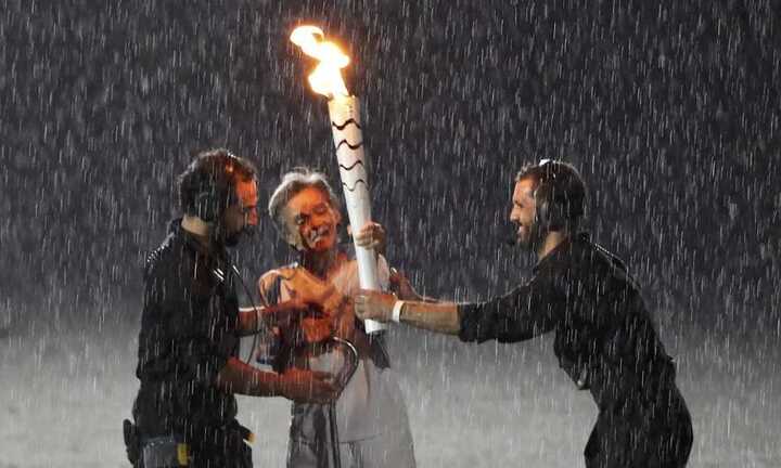 Hình ảnh lão bà đội mưa, chống gậy rước đuốc Paralympic gây 'cơn sốt'