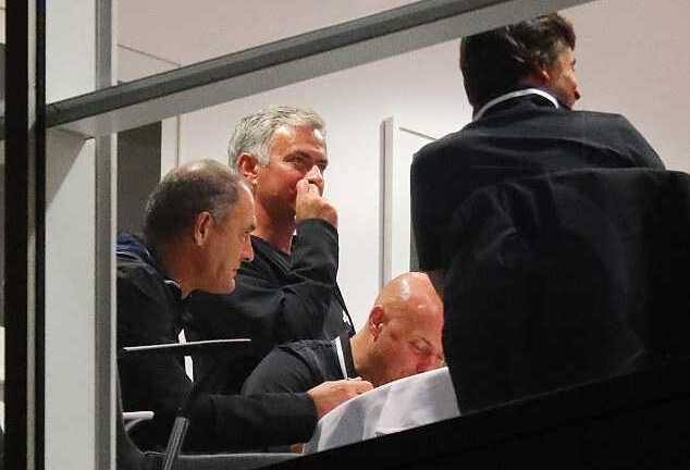 Mourinho hồi hộp cắn móng tay, Man United tập trung chờ đá trận derby