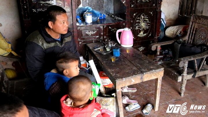 Vợ mất khi đang mang thai, chồng 'gà trống' nuôi 8 con ăn học