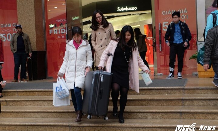 Ảnh: Vincom Bà Triệu 'siêu giảm giá' dịp Black Friday, dân mua cả vali để đựng đồ