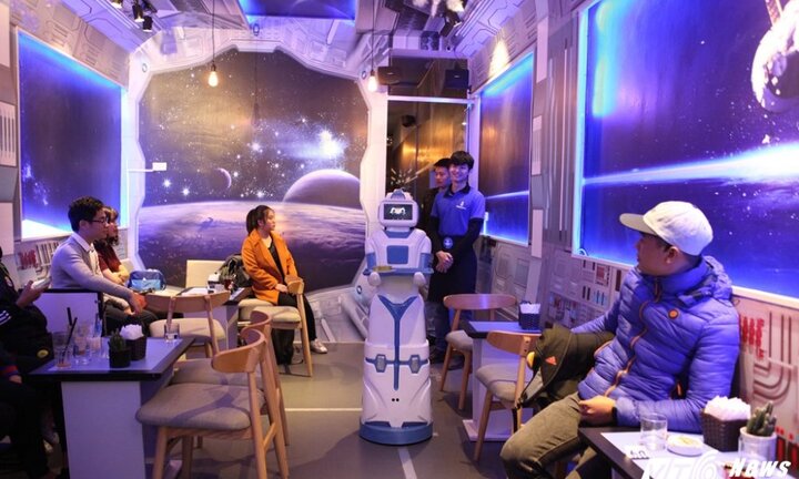 Nàng robot giá 200 triệu đồng làm nhân viên bưng bê cafe ở Hà Nội