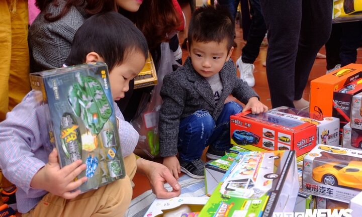 Ảnh: Phiên chợ dành cho trẻ em, năm chỉ mở một lần tại Thái Bình