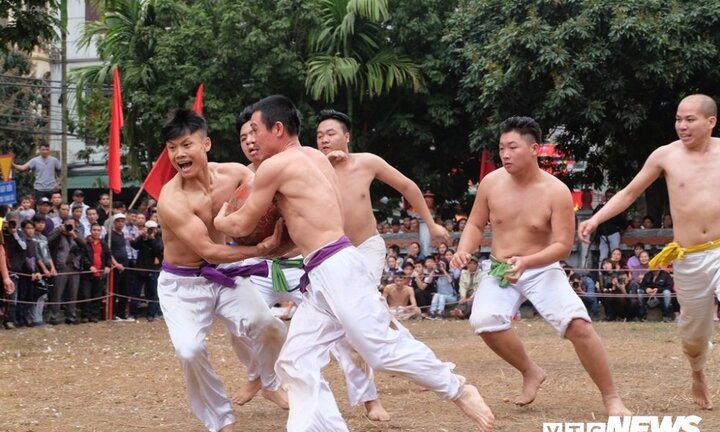 Ảnh: Trai Thủ đô mình trần, tranh nhau quả cầu nặng gần 20kg