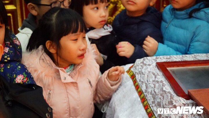 Ảnh: Xúc động lễ tiễn biệt bé gái 7 tuổi hiến giác mạc sau khi qua đời