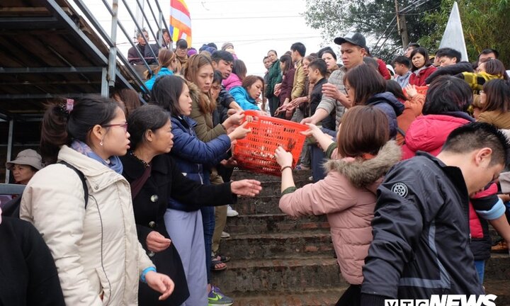 Ảnh: Hàng vạn người cùng phóng sinh gần 5 tấn cá xuống sông Hồng