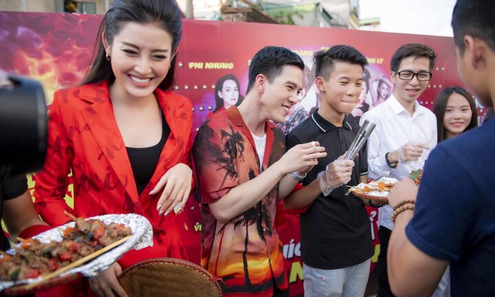 Á hậu Huyền My tươi tắn rạng rỡ tại 'Phố hàng nóng'