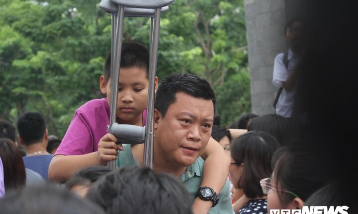 Ảnh: Phụ huynh đứng kín cổng chờ con thi vào lớp 6 tại trường hot bậc nhất Hà Nội