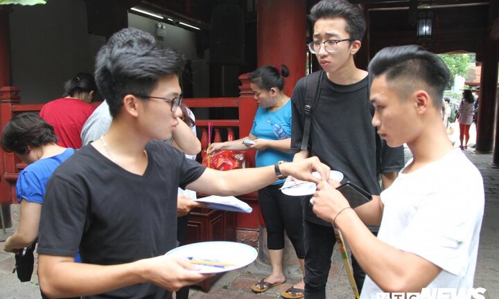 Ảnh: Sĩ tử cúng bút, sờ hạc cầu may trước kỳ thi THPT Quốc gia 2018
