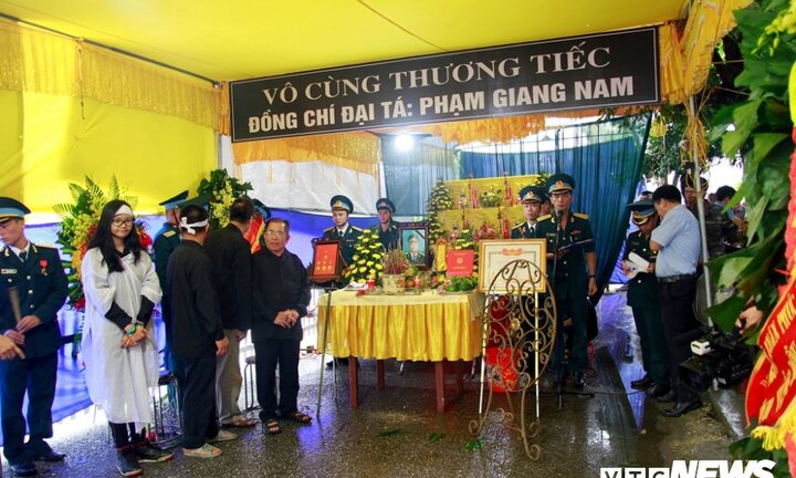 Máy bay rơi ở Nghệ An: Nghẹn ngào trước phút đưa di cốt liệt sĩ Giang Nam về đất mẹ