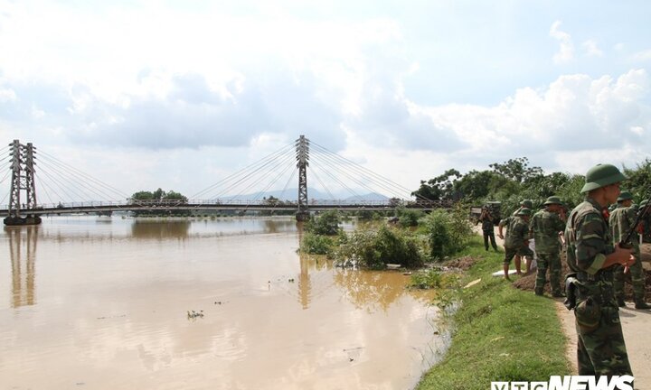 Hà Nội sẵn sàng di chuyển hàng nghìn hộ dân trong đêm nay để tránh lụt