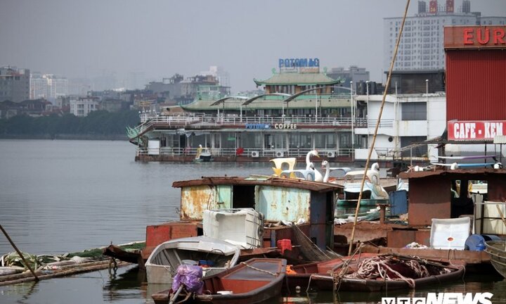 Ảnh: Du thuyền, nhà hàng nổi tiền tỷ hoá sắt vụn trên Hồ Tây