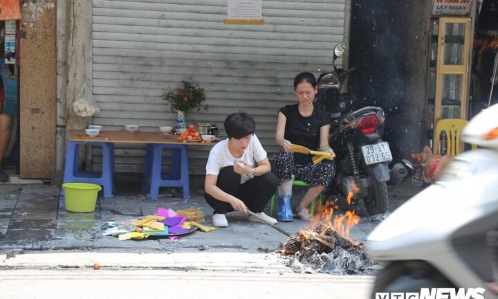 Ảnh: Phố cổ Hà Nội mù mịt hóa vàng mã Rằm tháng 7