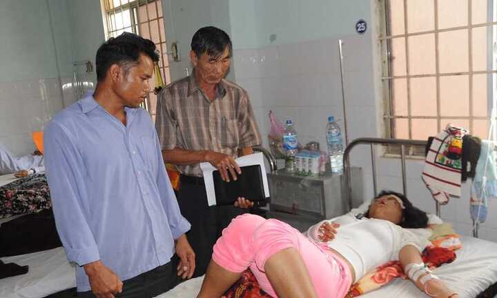 Hai xe máy đối đầu trên đường Hồ Chí Minh, 5 người thương vong