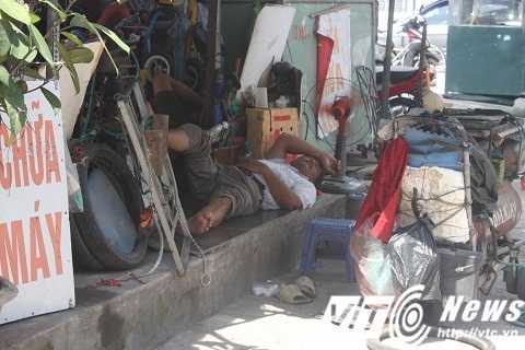 Ảnh: Những giấc ngủ trưa vội giữa ngày Hà Nội nóng như đổ lửa